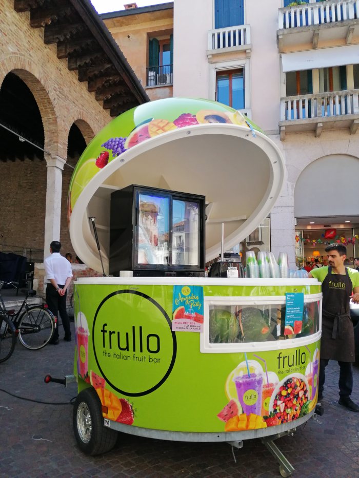 Chiosco mobile Frullo allestito in piazza
