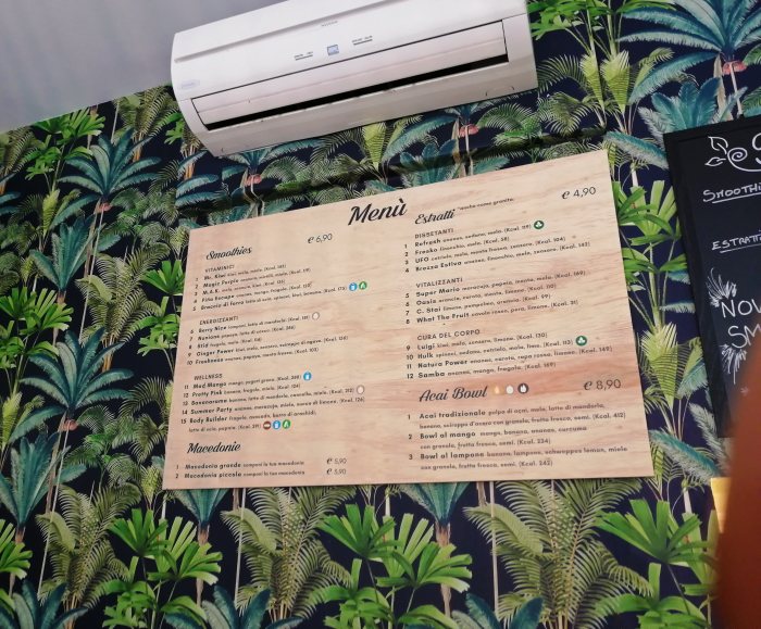 Menu del locale Frullo su tavolo in legno
