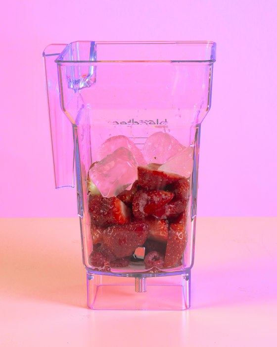 Fotografia prodotto Frullo, caraffa con fragole e frutti di bosco