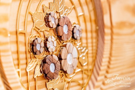 Dettaglio decorazione floreale in legno