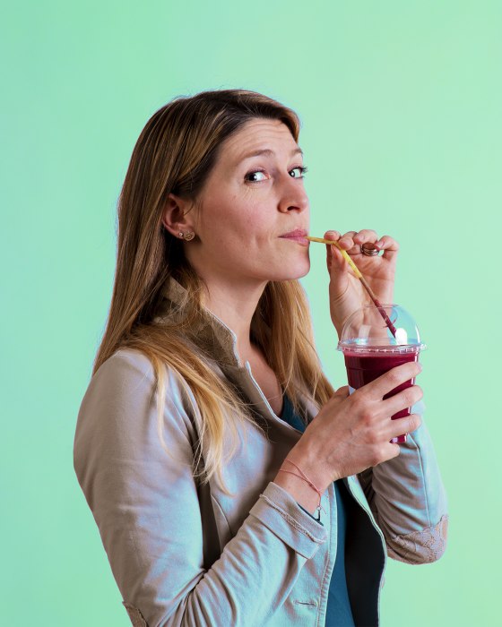 Ritratto con frullato Frullo, sfondo verde acqua