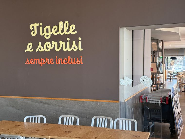 Scritta murale bicolore in vinile su parete scura