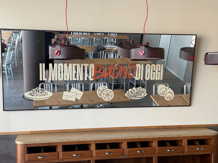 Specchio decorato con scritte e illustrazioni in vinile