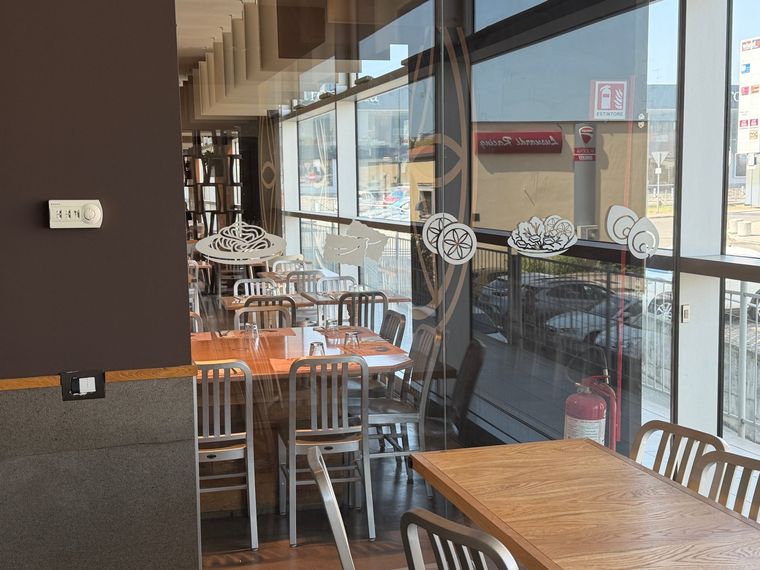 Vetrofanie decorative con illustrazioni su vetrata interna